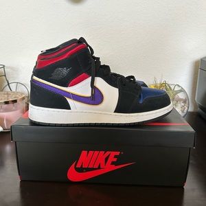 Jordan 1 Mid
Lakers Top 3